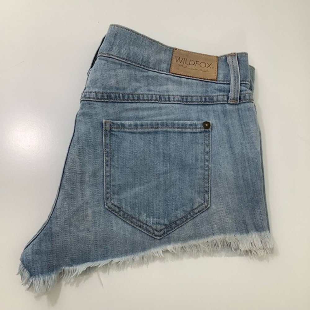 Wildfox Lara Cut off Mid rise light wash raw hem jean shorts size 28 EUC